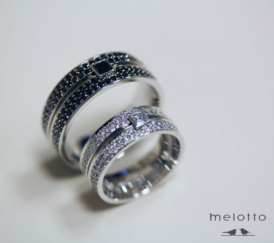 Обручальные кольца из белого золота с чёрными и белыми бриллиантами