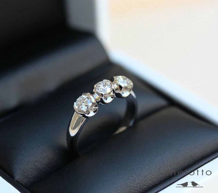 Помолвочное кольцо из белого золота с крупными бриллиантами