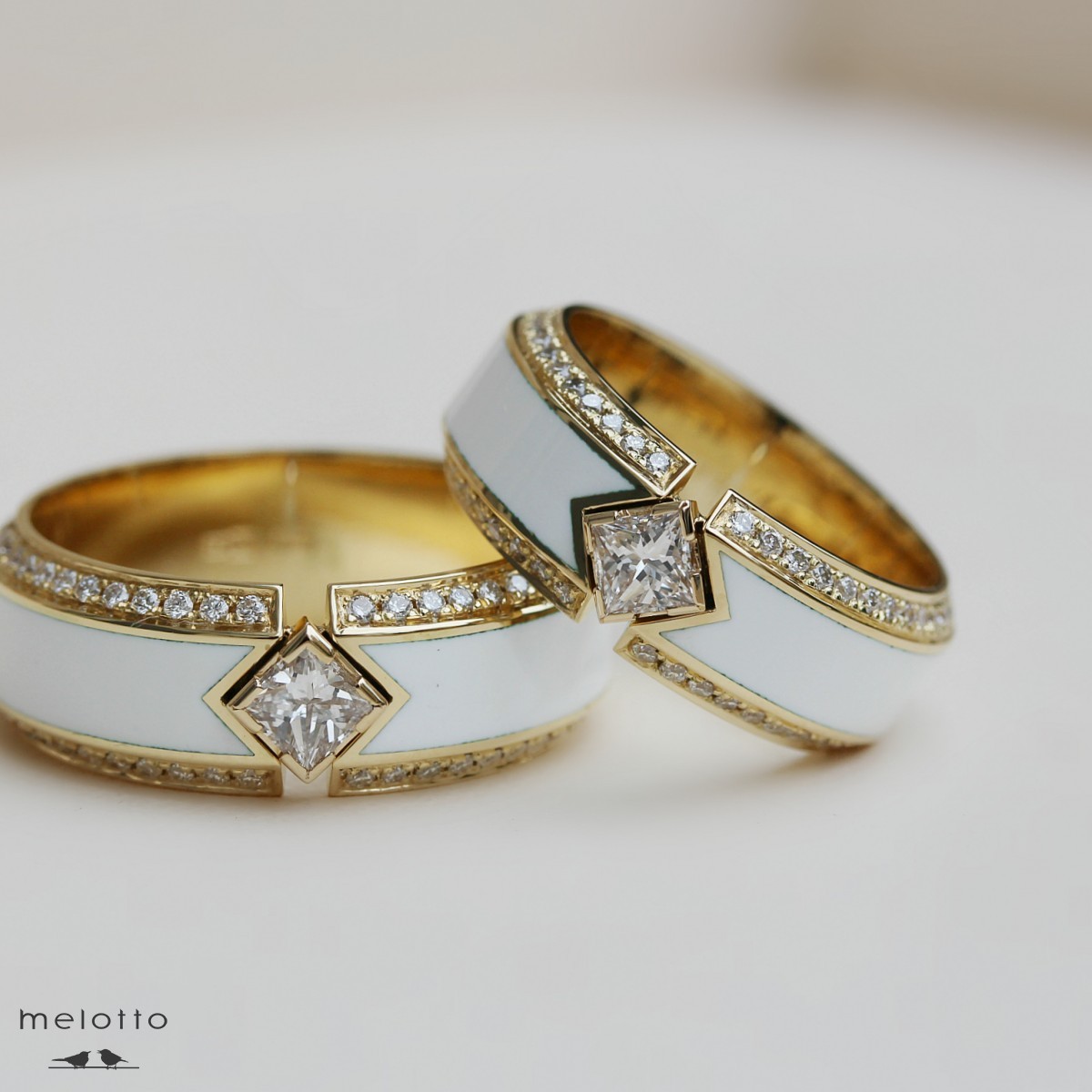 Обручальные кольца с бриллиантами и белой эмалью