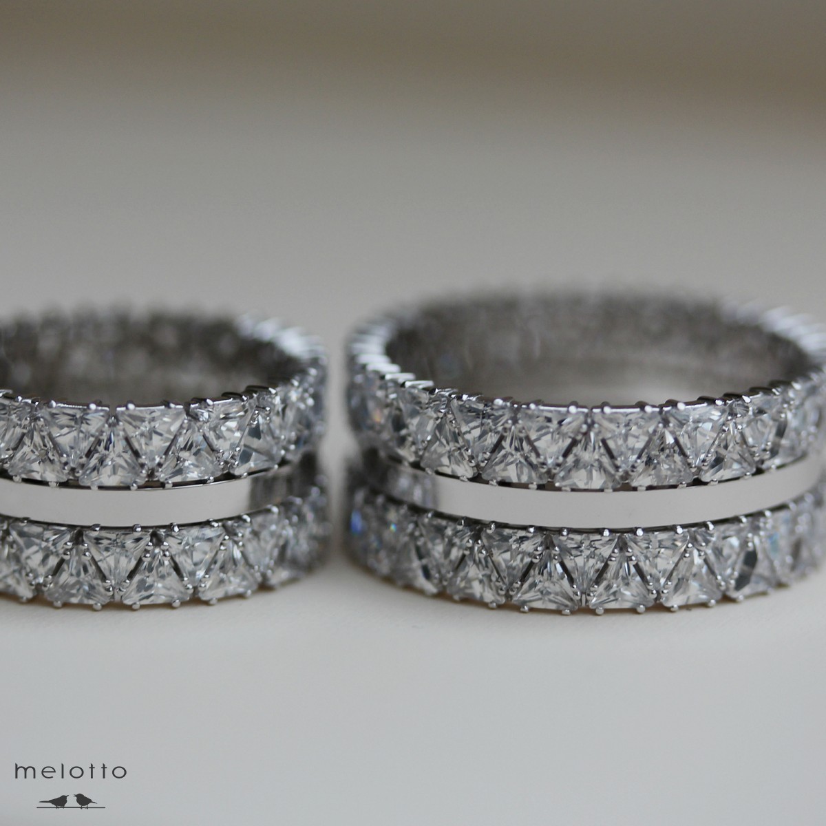 Обручальные кольца с треугольными бриллиантами