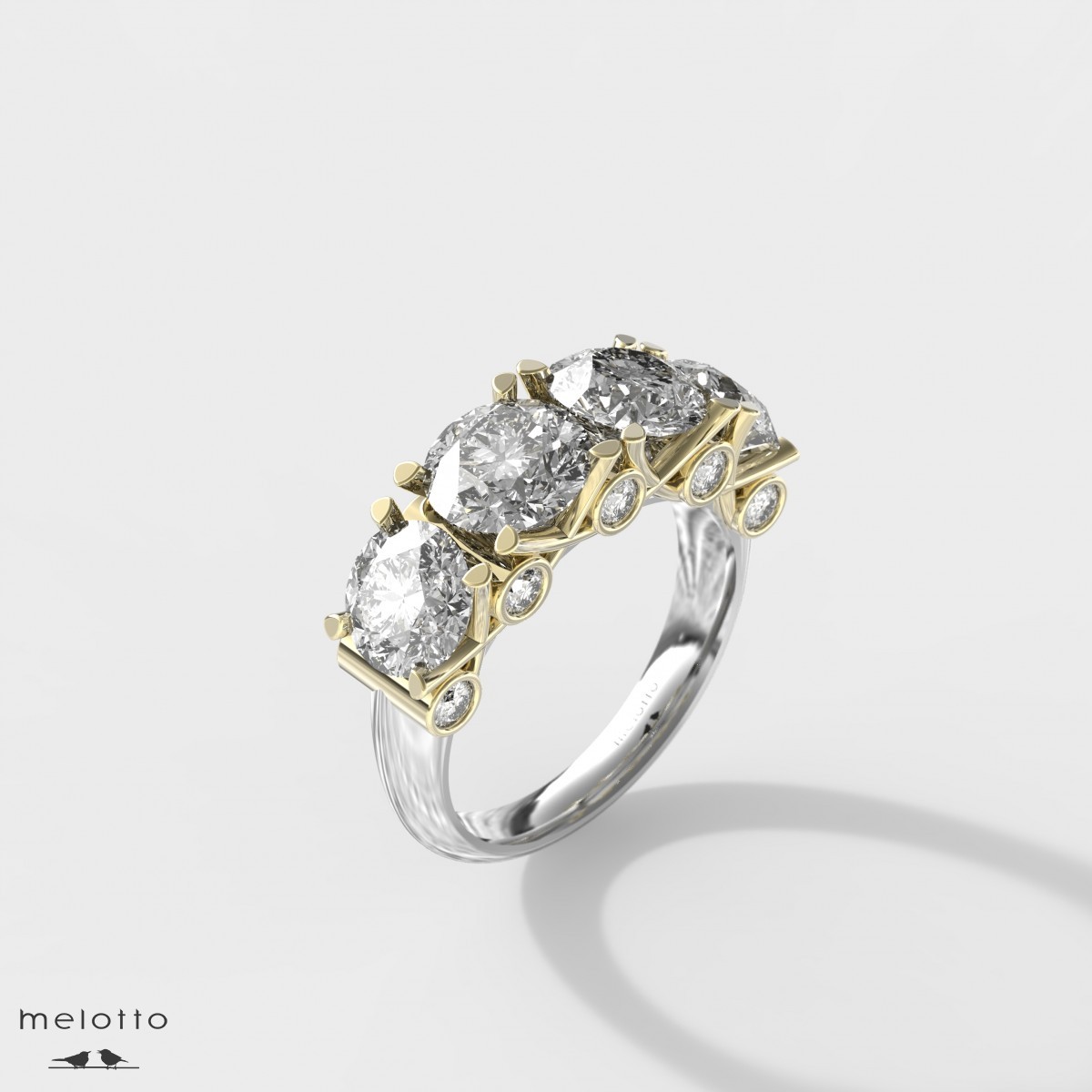 Женское кольцо с крупными бриллиантами