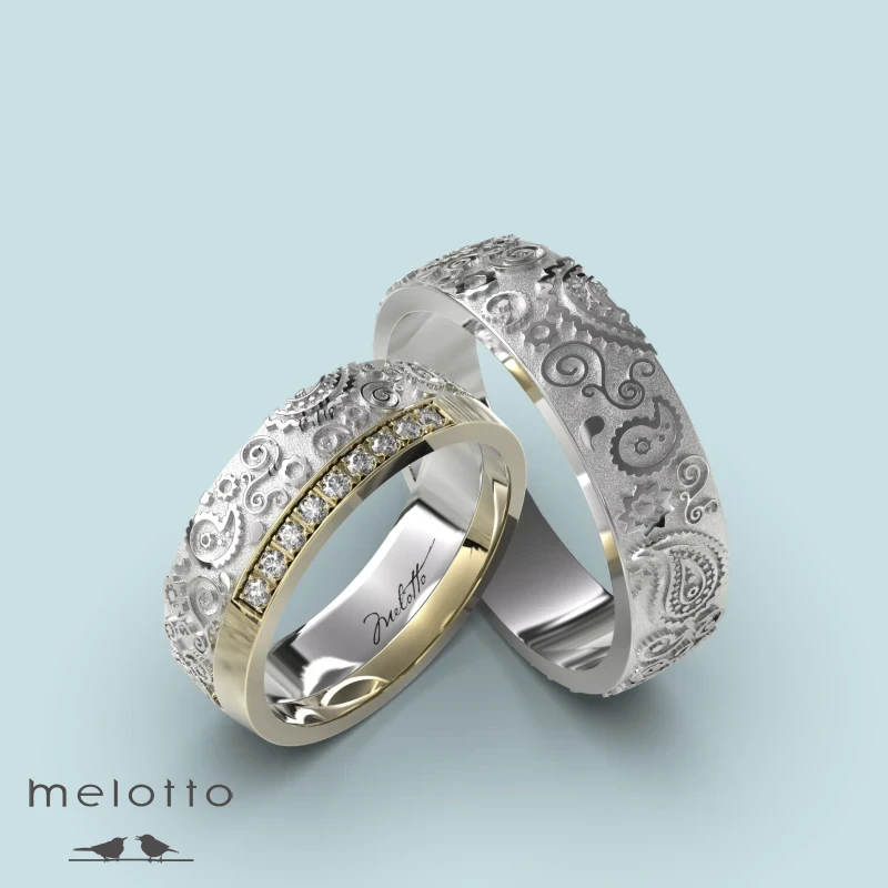 Парные обручальные кольца с узорами из белого и желтого золота