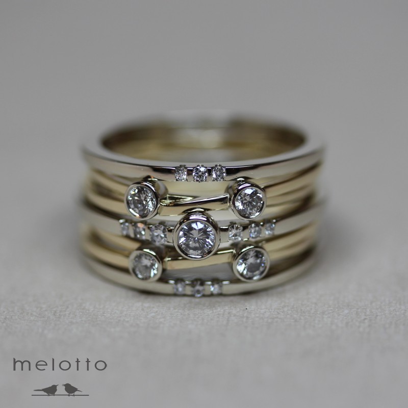 Женское двухцветное золотое кольцо с камнями