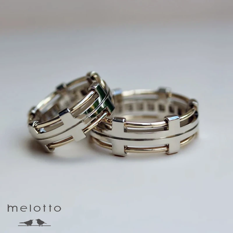 Парные обручальные кольца с золотой проволокой