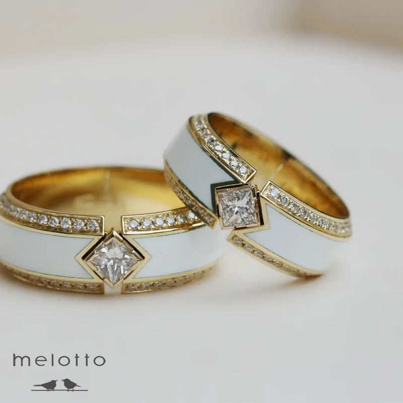 Обручальные кольца с бриллиантами и белой эмалью