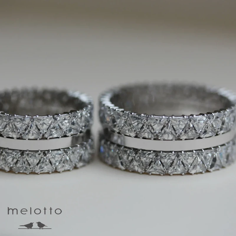 Обручальные кольца с треугольными бриллиантами