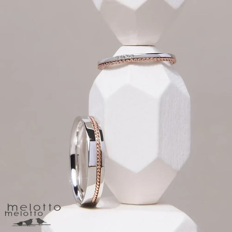 Двухцветные обручальные кольца с прорезями Двухцветные обручальные кольца с прорезями