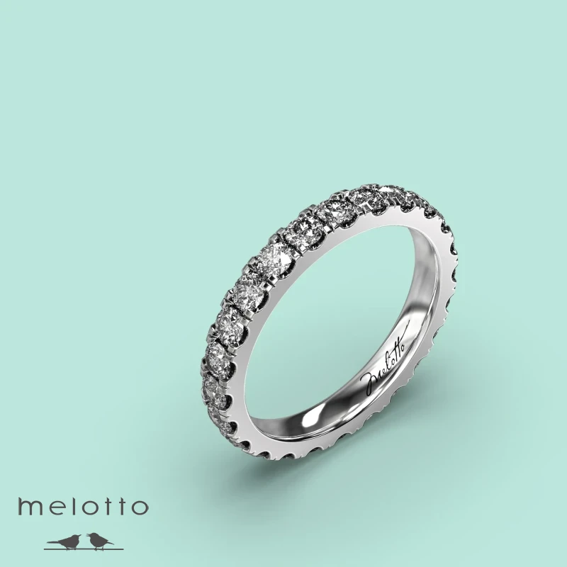 Тонкое бриллиантовое обручальное кольцо