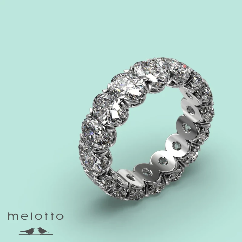 Обручальное кольцо из платины с овальными бриллиантами