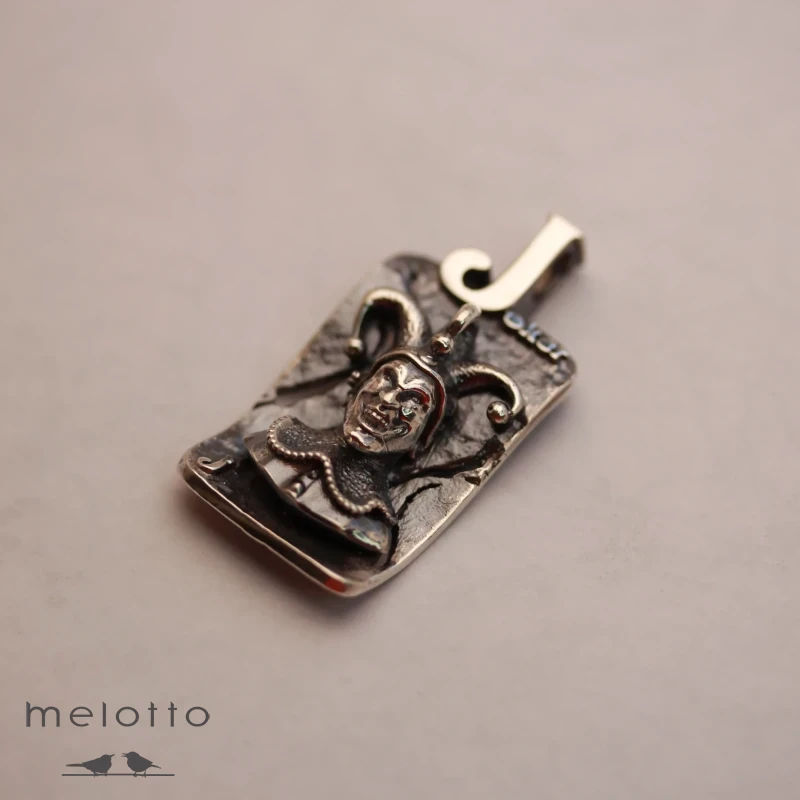 Кулон джокер