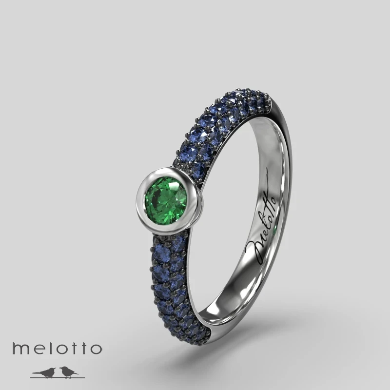 Помолвочное кольцо с сапфирами и изумрудом Помолвочное кольцо с сапфирами и изумрудом