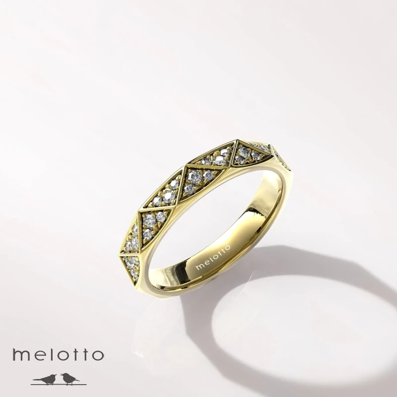 Женское обручальное кольцо с бриллиантами