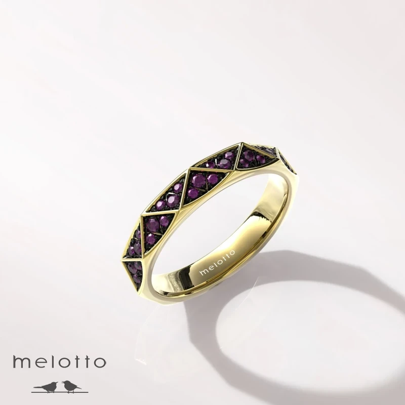 Женское обручальное кольцо с рубинами