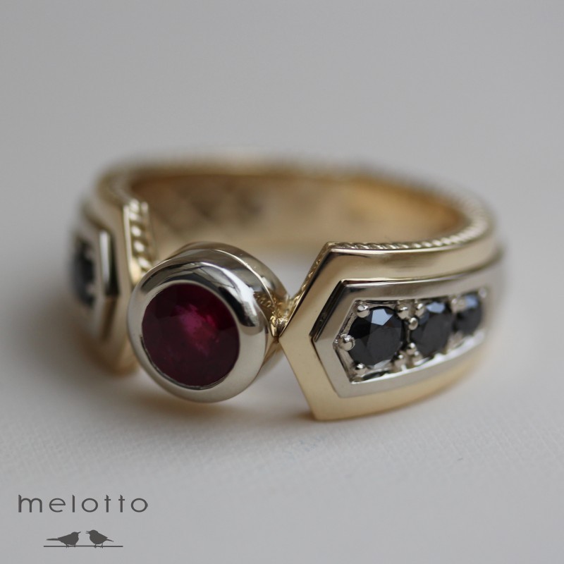 Мужское строгое кольцо с рубинами и бриллиантами