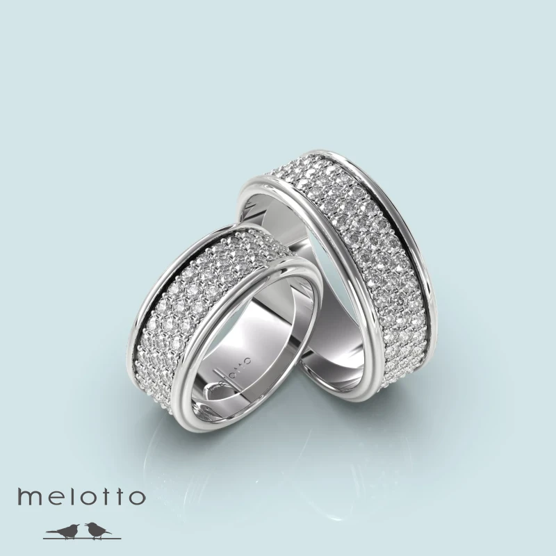 Золотые обручальные кольца с бриллиантовой россыпью