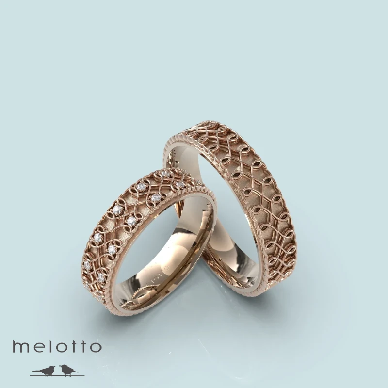 Обручальные кольца с узором в виде золотых сердец