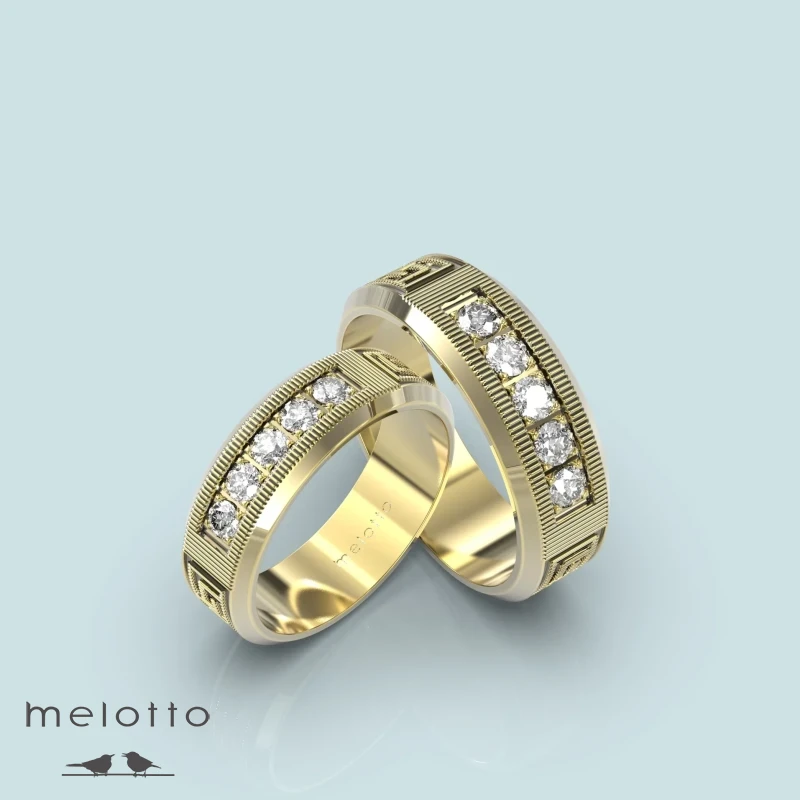 Обручальные кольца из желтого золота с бриллиантовой дорожкой