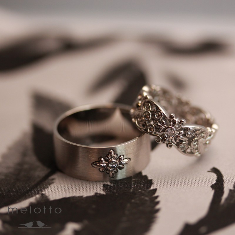 Парные обручальные кольца с бесцветными бриллиантами