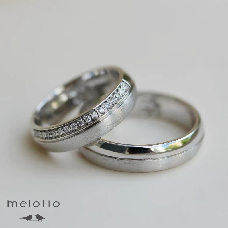 Гладкие обручальные кольца с бриллиантовой дорожкой Гладкие обручальные кольца с бриллиантовой дорожкой