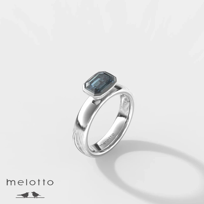 Женское кольцо из белого золота с топазом