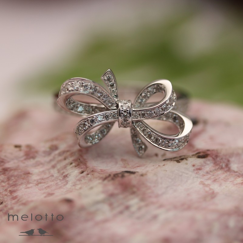 Женское кольцо «Бриллиантовый бант»