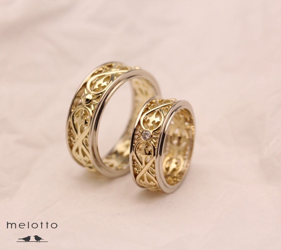 Двухцветные обручальные кольца с узором