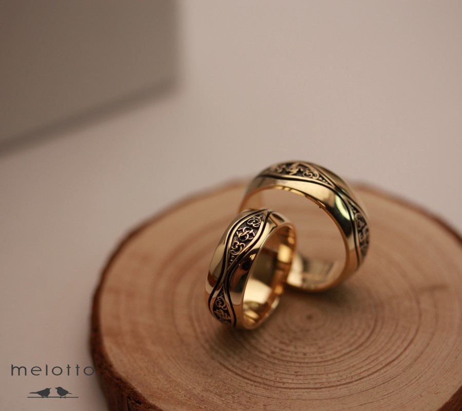 Парные обручальные кольца с оберегами