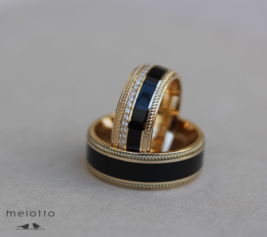 Изысканные обручальные кольца с эмалью