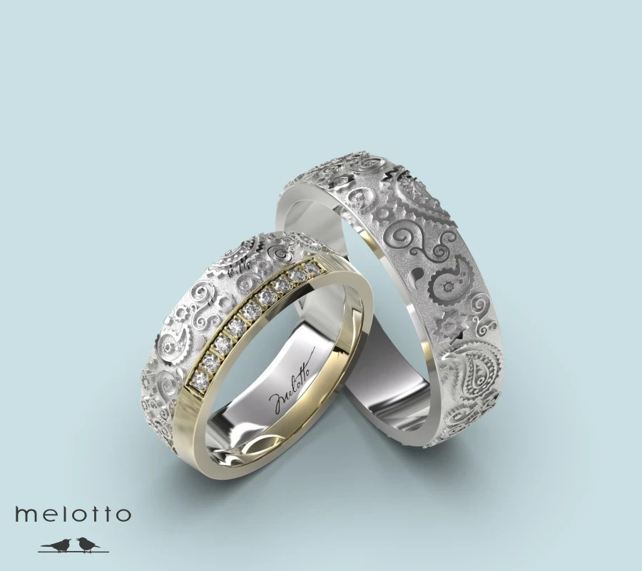 Парные обручальные кольца с узорами из белого и желтого золота
