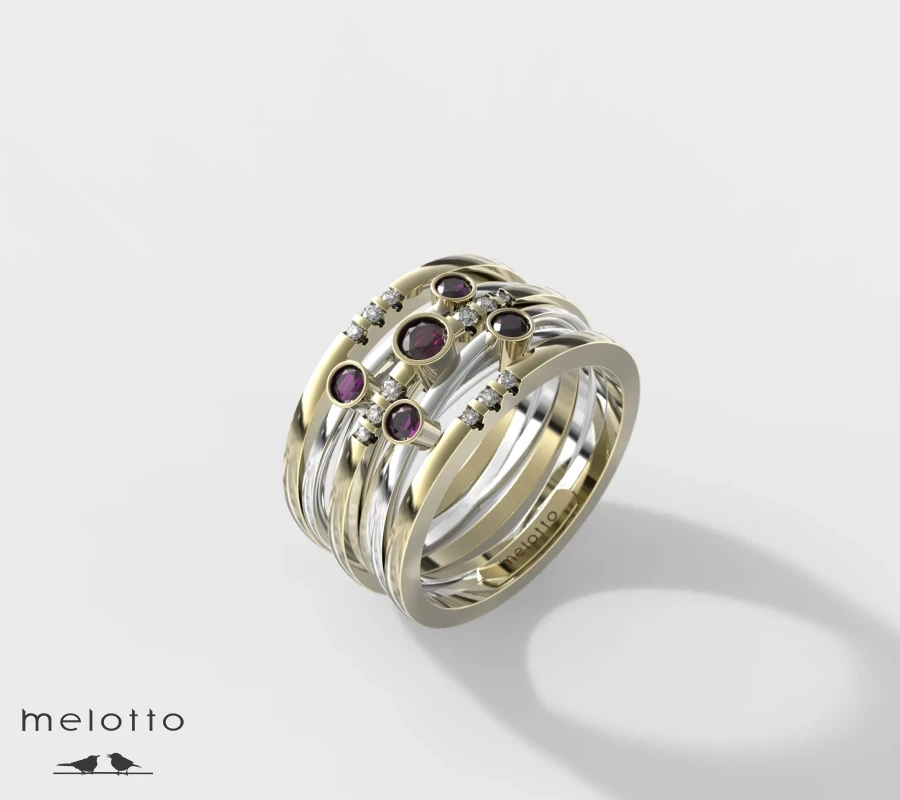 Женское двухцветное золотое кольцо с камнями