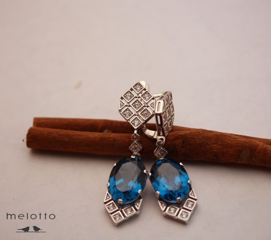 Серебряные серьги-подвески с фианитами