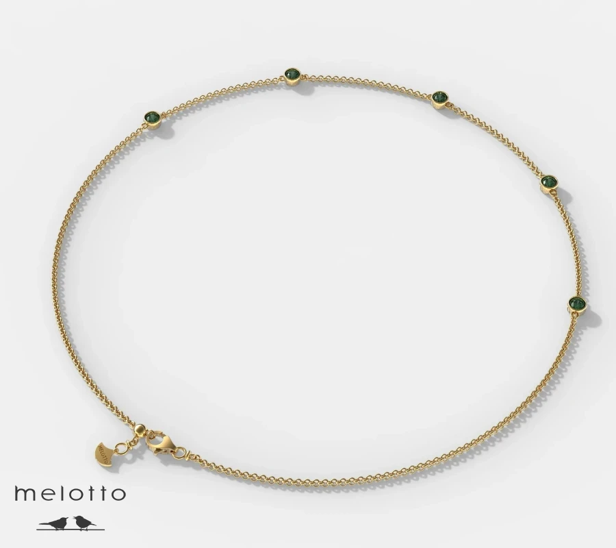 Колье из желтого золота с изумрудами