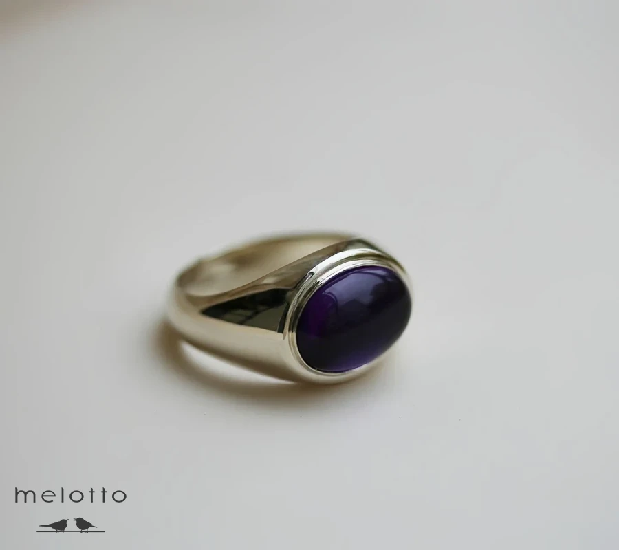 Печатка из белого золота с аметистом