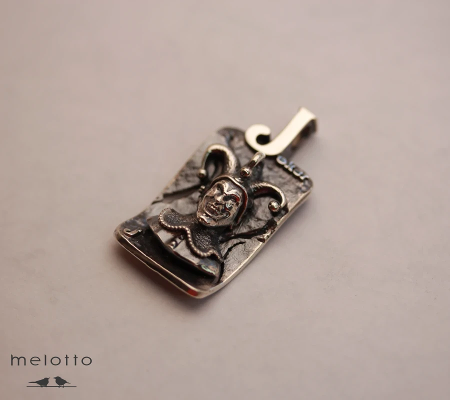 Кулон джокер