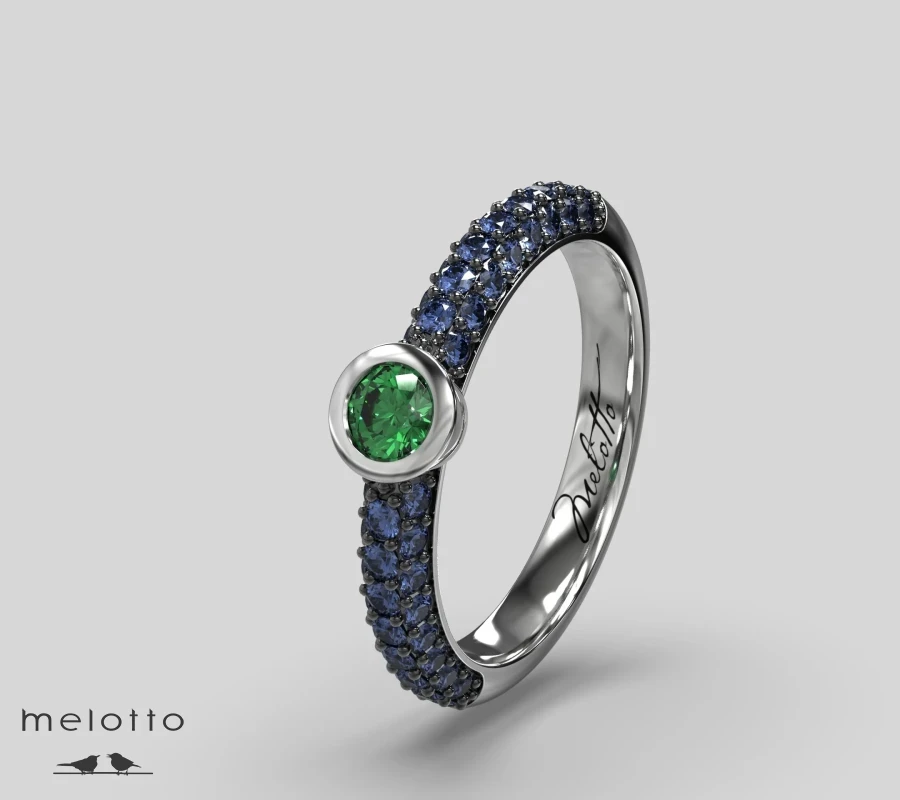 Помолвочное кольцо с сапфирами и изумрудом