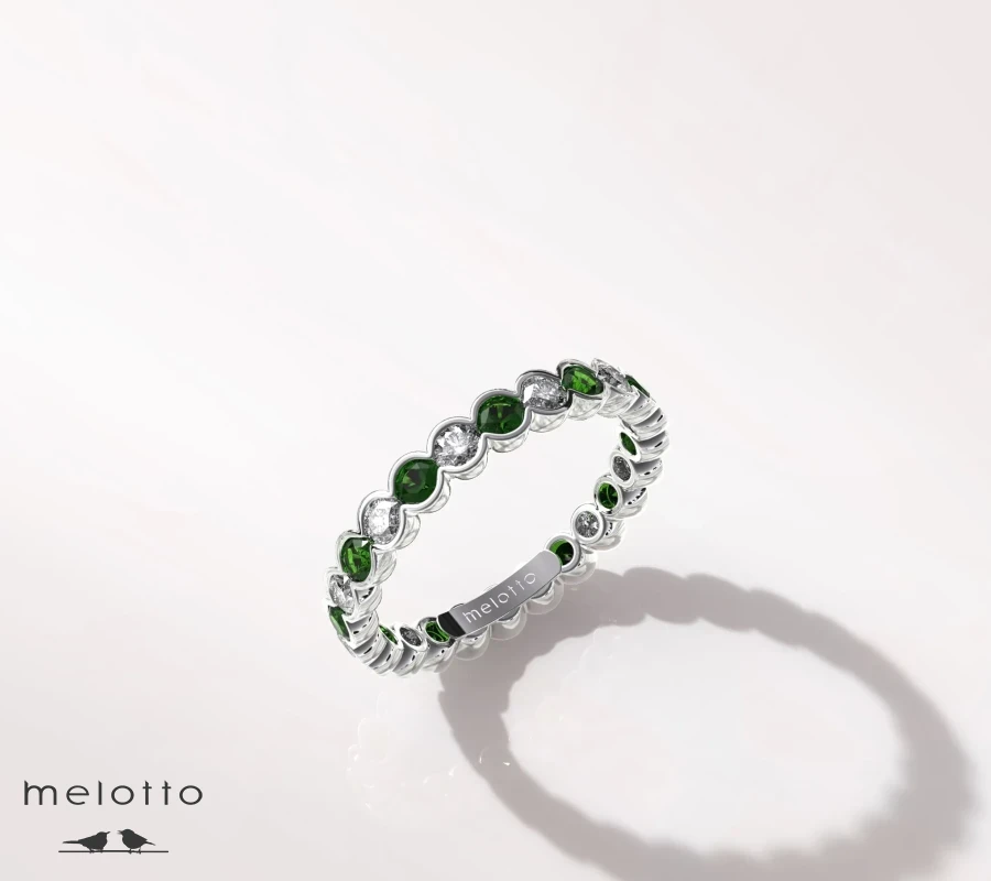 Женское обручальное кольцо «Изумрудное пламя»