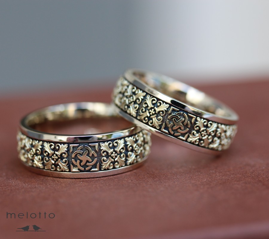 Парные обручальные кольца с оберегом