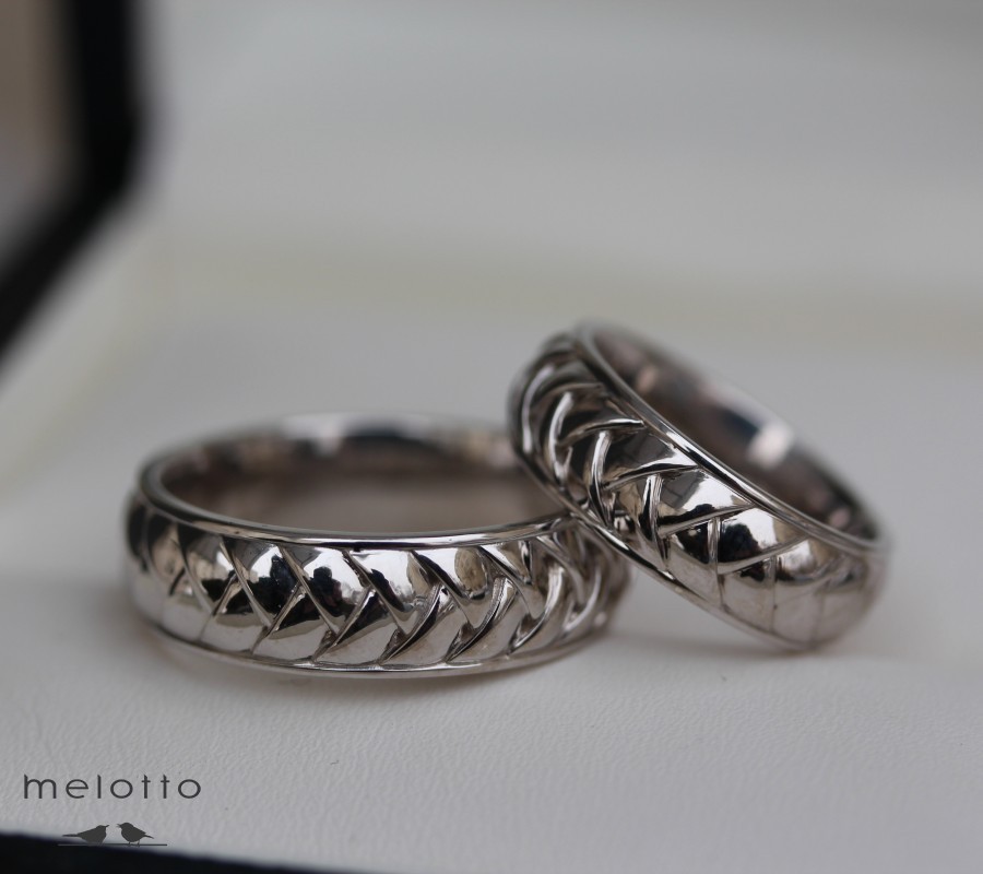 Переплетённые обручальные кольца
