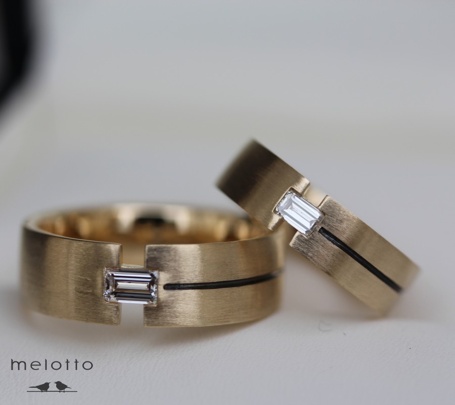 Классические обручальные кольца с бриллиантом огранки багет