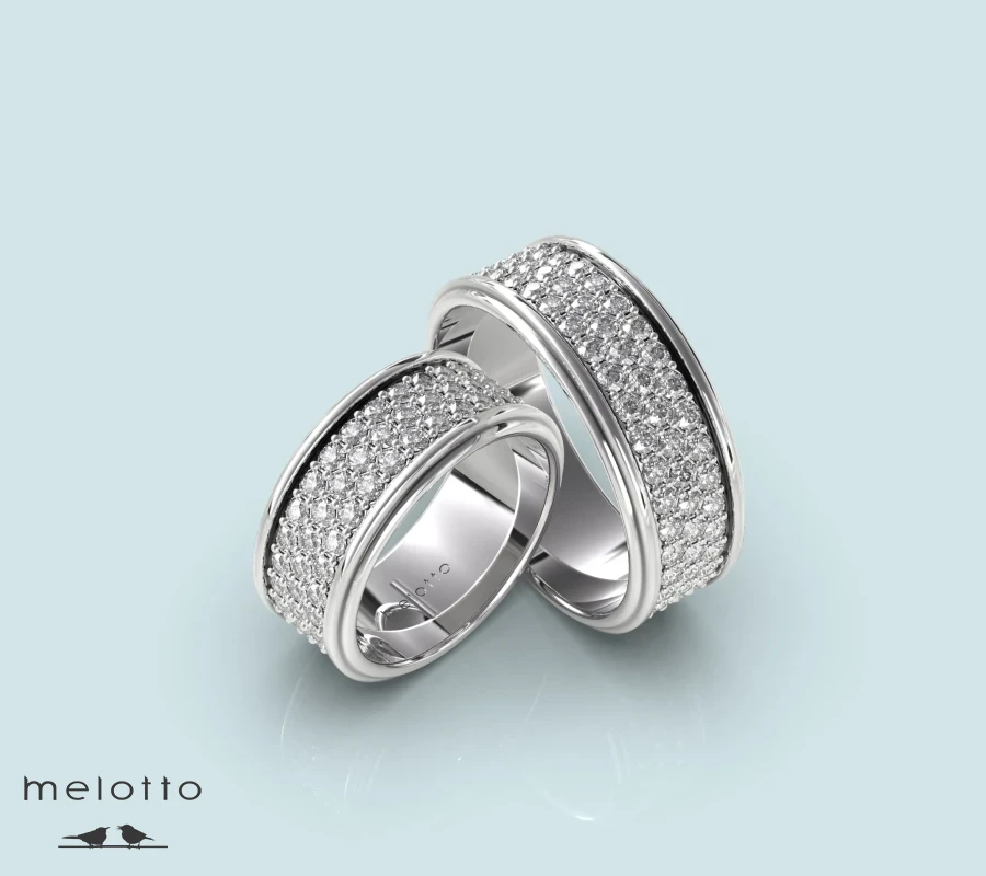 Золотые обручальные кольца с бриллиантовой россыпью