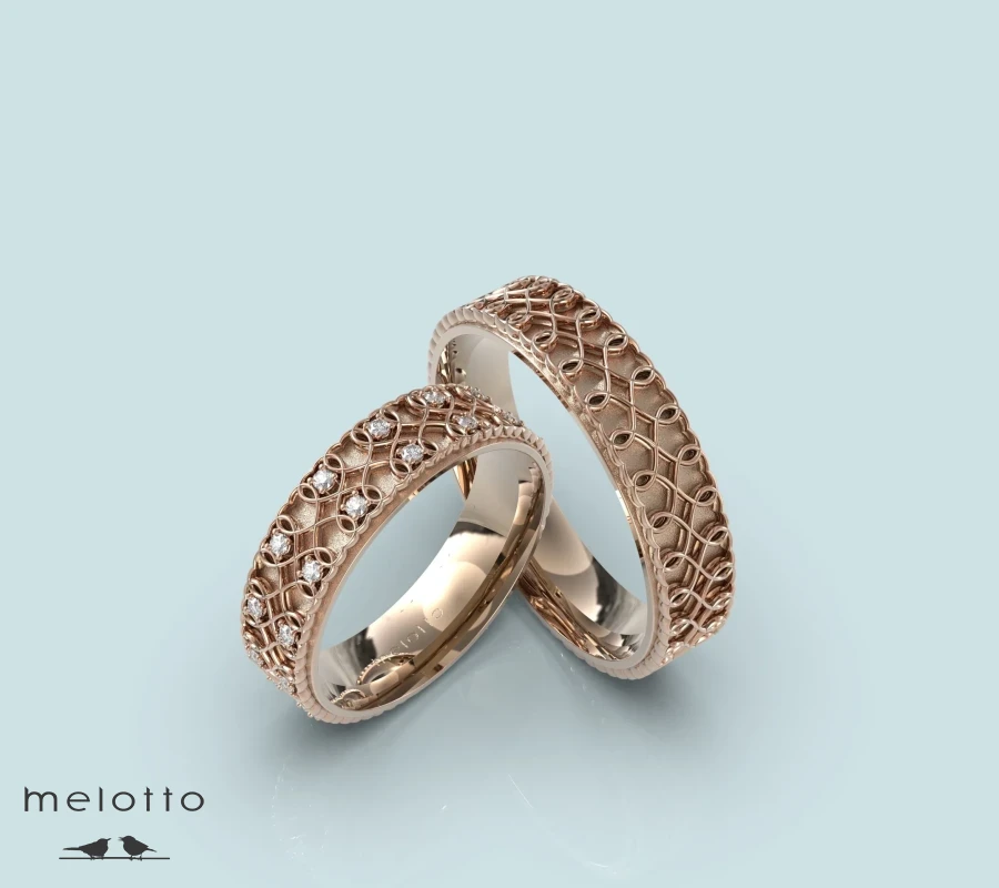 Обручальные кольца с узором в виде золотых сердец