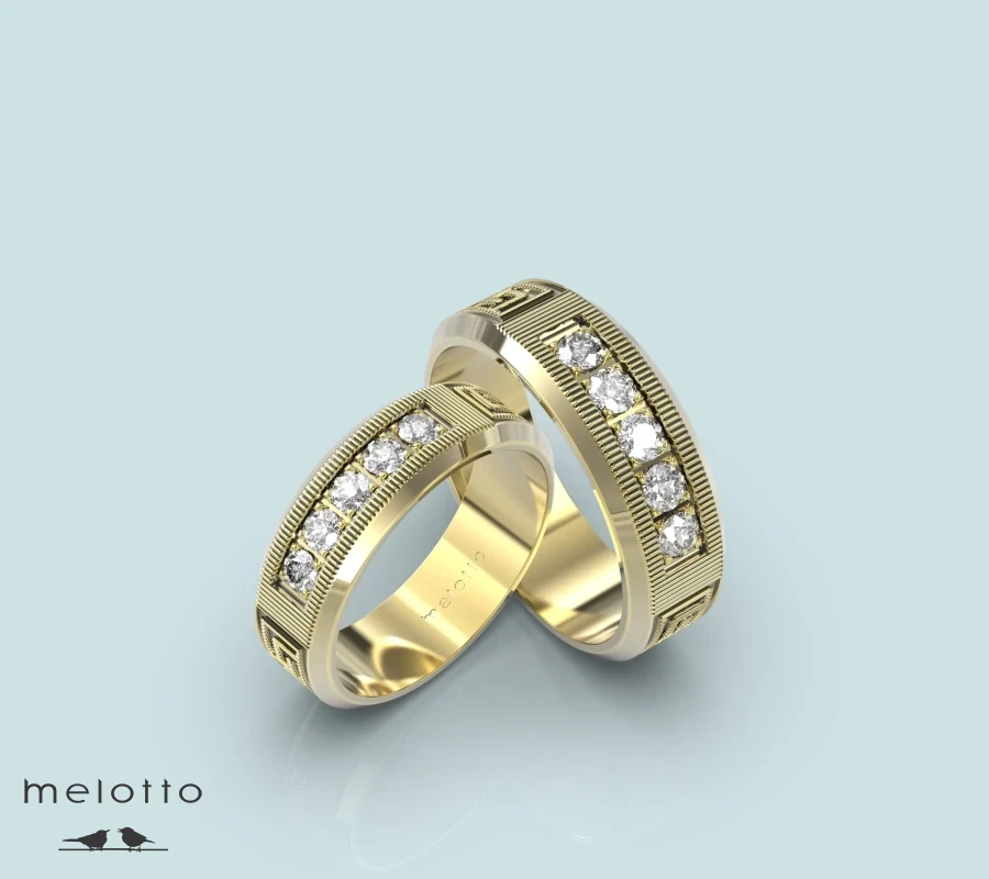 Обручальные кольца из желтого золота с бриллиантовой дорожкой