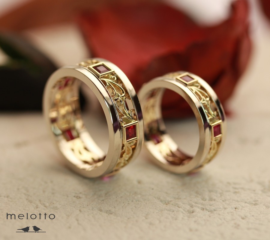Золотые обручальные кольца с рубинами