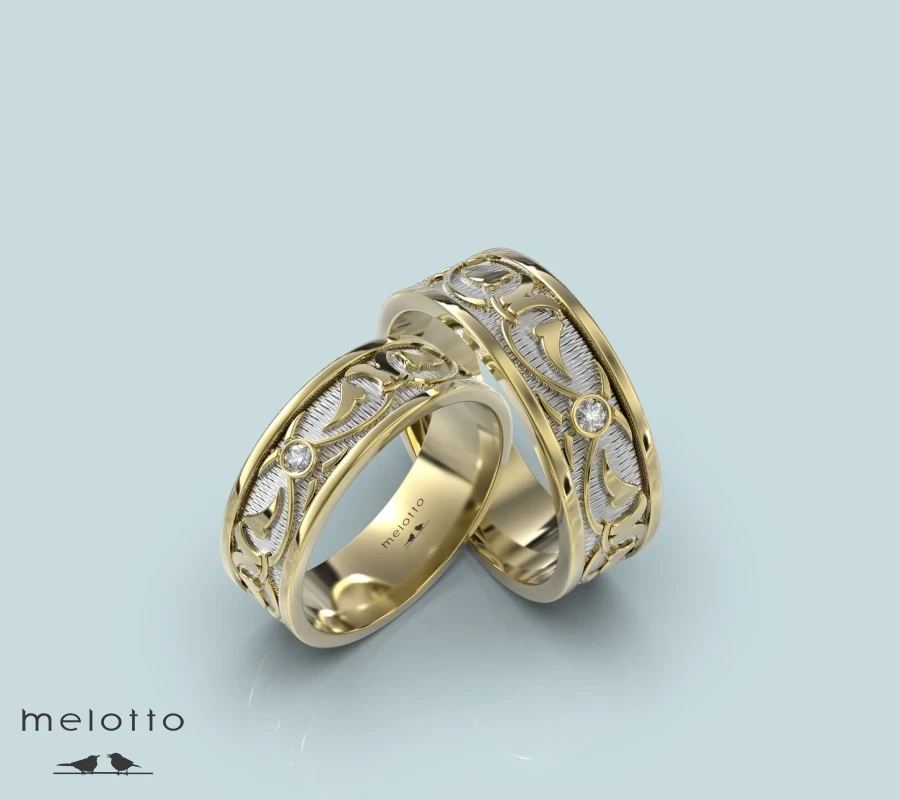 Обручальные кольца из желтого золота с одним бриллиантом