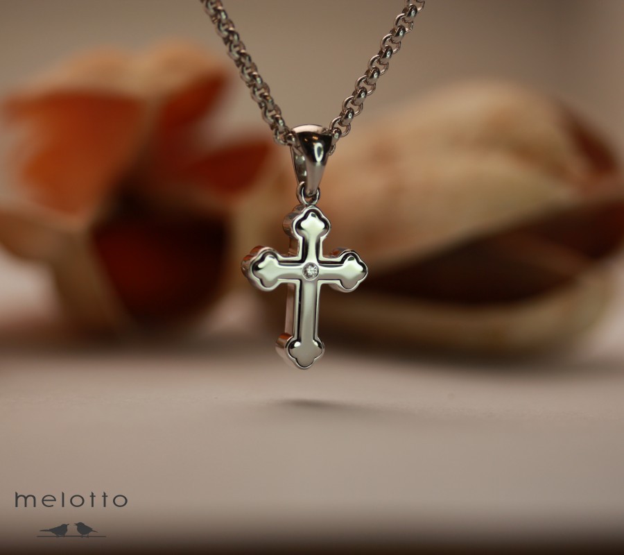 Маленький золотой крест с бриллиантом