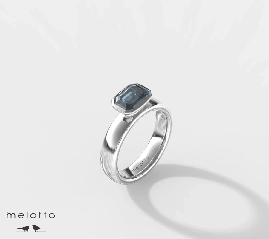 Женское кольцо из белого золота с топазом