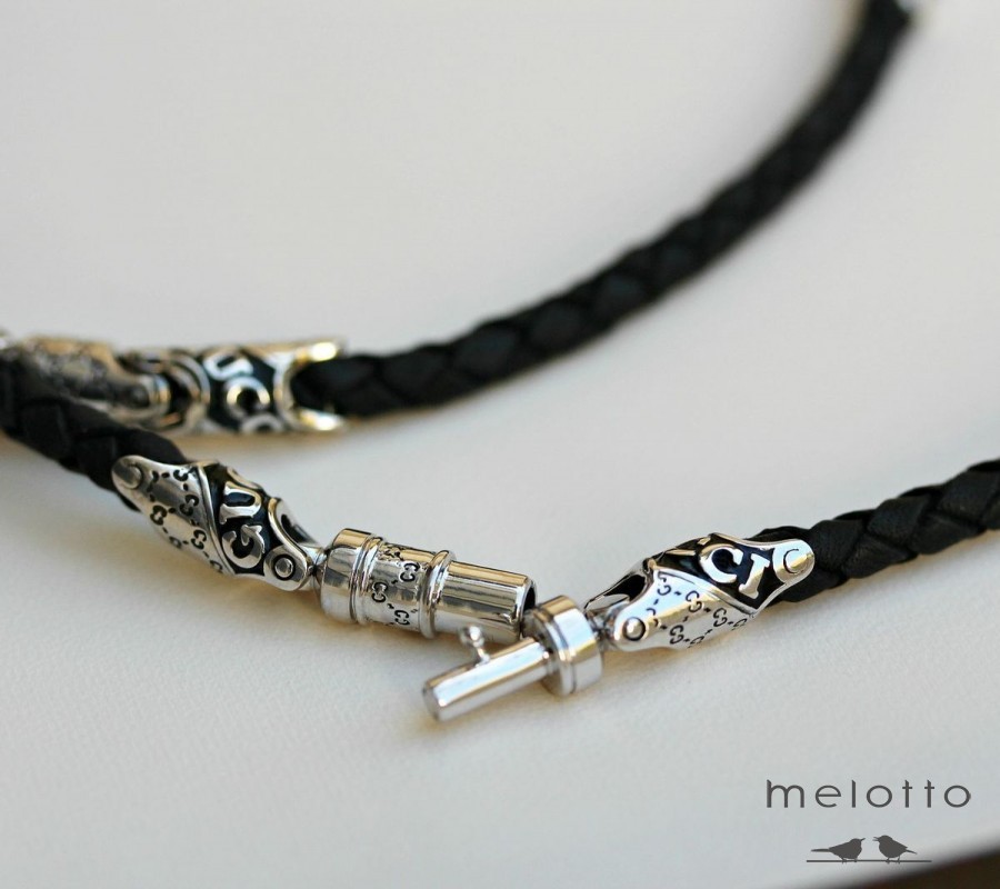 кожаный шнурок с эмалью и вставками из белого золота по дизайну клиента