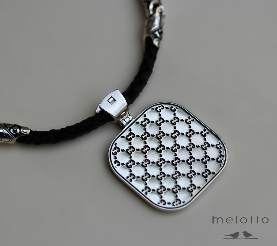 Стильный мужской кулон из белого золота с гербом