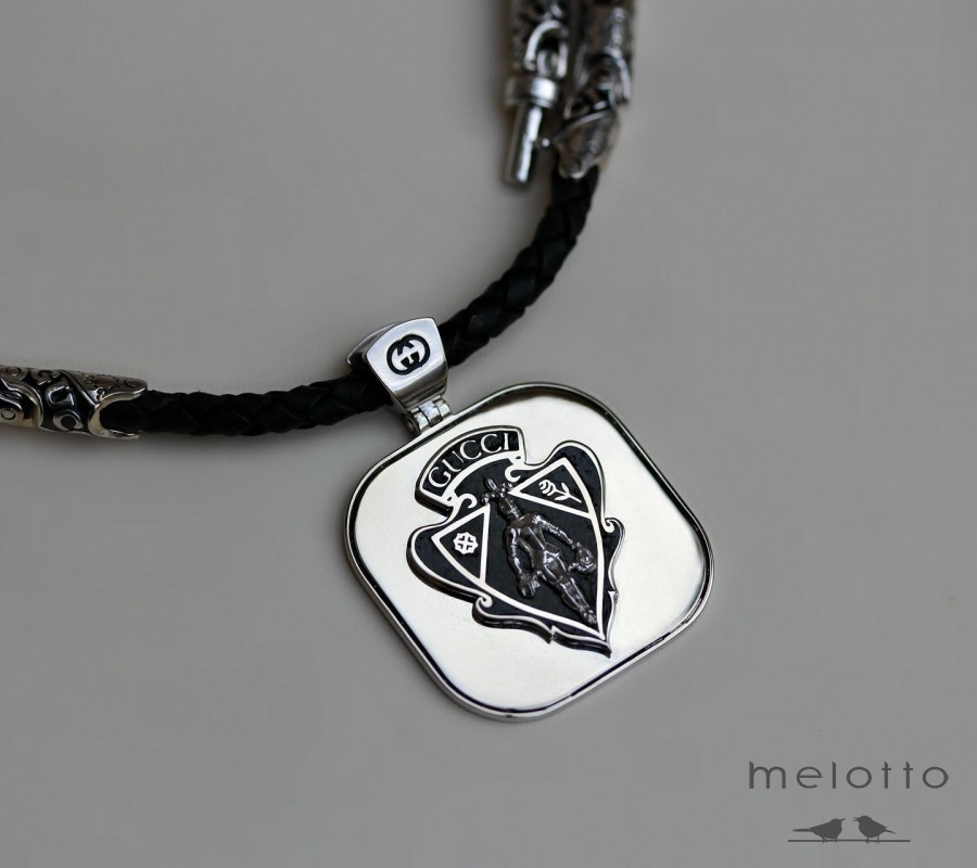 Стильный мужской кулон Гуччи
