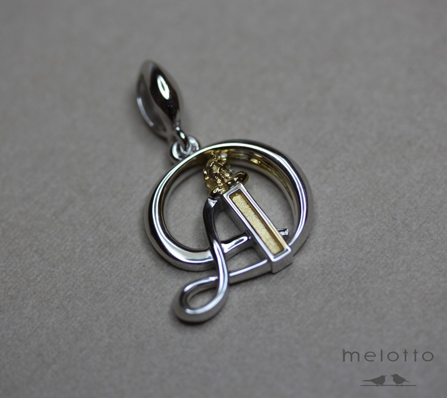 Золотая подвеска с буквой